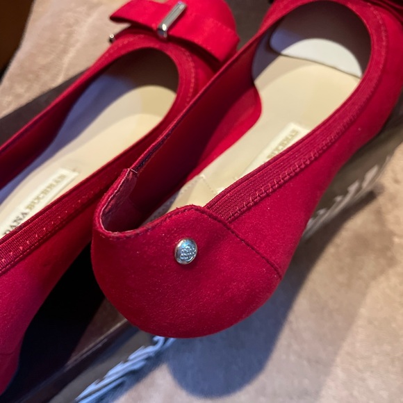 Dana Buchman NEW in Box Comfort Pump in Size 10, 1” Wedge Heel. Beautiful Red - Picture 6 of 14